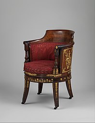Неоклассическое (Ампир) письменное кресло; около 1805-1808; красное дерево, позолоченная бронза и атласно-бархатная обивка; 87,6 × 59,7 × 64,8 см; Метрополитен-музей