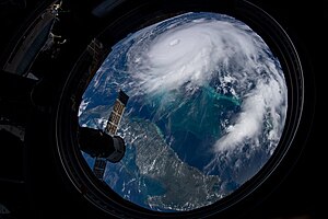 Weltraumaufnahme eines tropischen Wirbelsturms über den Bahamas.