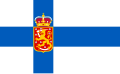 Suomen valtiolippu 1918–1920. Vaakunan päällä suuriruhtinaskunnan kruunu.