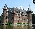 замок De Haar, с. Гарзейленс (Haarzuilens) коло Утрехта, XIV ст., відновлювався за участю П. Кейперса у 1892–1912 роки