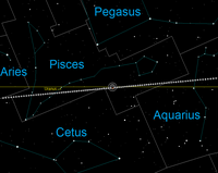 La Lune entre dans l'ombre de la Terre dans les Poissons, passant d'ouest en est (de droite à gauche) comme indiqué ici en mouvements horaires. Uranus, a une magnitude de 5,7 ; peut être vue avec des jumelles, 16 degrés à l'est de la Lune totalement éclipsée.