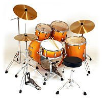 ドラムセット。ドラムセットは近年、振動膜にプラスチック素材が用いられる。なおバスドラムという一番大きな太鼓はペダルで、つまり足で演奏する。