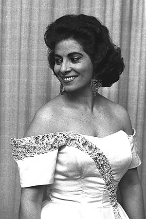 שושנה דמארי ב-1961. דמארי לבושה שימלה לבנה. כתפיה חשופות. תצלום בשחור לבן.