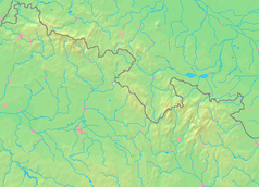 Mapa konturowa Sudetów, po prawej nieco na dole znajduje się czarny trójkącik z opisem „Petrovy kameny”