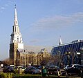 La cathédrale Saint-Germain de Rimouski et la salle Desjardins-Telus.