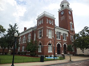 Decatur County Courthouse (2013). Das Courthouse entstand im Jahr 1902 im Stile des Neoklassizismus. Im September 1980 wurde das Bauwerk in das NRHP eingetragen.[1]