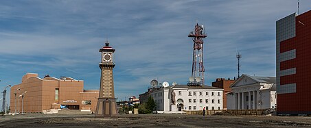 Keskuztorg vl 2016 (huralpäi oiktale): Taimiran kodirandantedištandmuzei, časud-majak, počt, kul'turkeskuz, lidnan da rajonan administracii