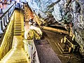 Partie inférieure de la grotte, avec ses escaliers.