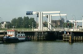 Ophaalbruggen over de Delflandsluis in Vlaardingen. De voorste brug is voor het autoverkeer, de achterste brug (gedeeltelijk zichtbaar) voor het treinverkeer