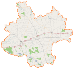 Mapa konturowa powiatu kolskiego, na dole nieco na lewo znajduje się punkt z opisem „Parafia Trójcy Świętej”