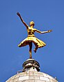London, Viktorya Sarayı Tiyatrosu, çatısındaki Anna Pavlova heykeli.
