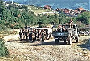 Soldati tedeschi della KFOR di pattuglia nel sud del Kosovo, 1999