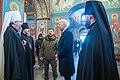 Байден со священнослужителями Михайловского Златоверхого монастыря