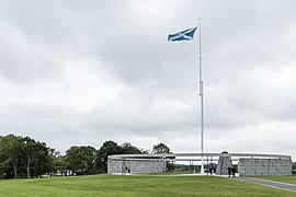 Der Kreis des Denkmals mit dem Fahnenmast