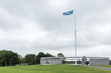 Die Rotunde des Denkmals mit dem Fahnenmast