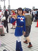 Une adepte du cosplay en costume de Nausicaä lors du 70e Comic Market (Tokyo, été 2006).