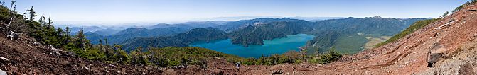 男体山の山頂付近（弥陀ヶ原）から見た中禅寺湖。湖の右側に広がる平地は戦場ヶ原