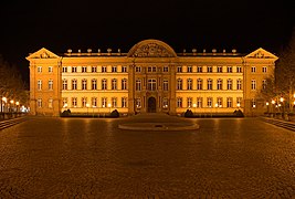 El edificio de noche.