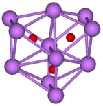 Diagram bola-dan-tongkat menunjukkan tiga oktahedra beraturan, yang dihubungkan ke permukaan berikutnya satu demi satu dan yang terakhir berbagi satu permukaan dengan yang pertama. Ketiganya memiliki satu tepi yang sama. Kesemua sebelas simpul adalah bola ungu yang mewakili sesium, dan di tengah setiap oktahedron terdapat bola merah kecil yang mewakili oksigen.