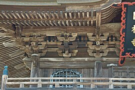 zweistufige Klammer ( Futa-tesaki) im Sanmon-Tor des Kenchō-Tempels (Kenchō-ji)