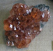 Cristales estriados de hesonita, una variedad de la especia grossular