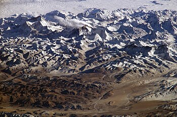 Perspektif pemandangan Himalaya dan Gunung Everest sebagaimana dilihat dari angkasa arah selatan-baratdaya dari tanah tinggi Tibet