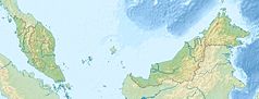 Mapa konturowa Malezji, blisko lewej krawiędzi nieco u góry znajduje się punkt z opisem „Penang”
