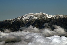 Mount San Antonio pilvede kohal