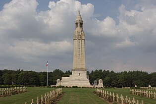 Tour-lanterne isolée de la nécropole de Notre-Dame-de-Lorette.