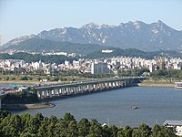 most přes řeku v Soulu