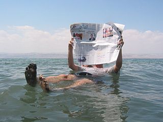 Человек может лежать на поверхности Мёртвого моря