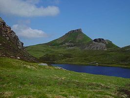 De hoogste berg van het eiland, Dùn Caan