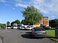 Tour d'entrée et parking du château.