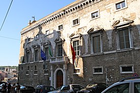 Entrée du Palais des Anciens.