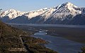 Der Highway zwischen Chugach Mountains und Turnagain Arm, im Hintergrund die Kenai Mountains