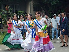 Lányok a hagyományos ruhában egy ünnepségen