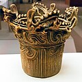 Vase, terre cuite à « flammèches » ajourées du Jōmon récent 2000-1000. British Museum.