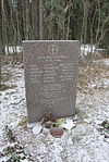 Памятник шведским и финским солдатам, погибшим в Калелово 10 июня 1944 года. Установлен в 1993 году артиллеристами финских 17 и 18 тяжелых артиллерийских дивизионов (RASK PSTO 17 и 18).