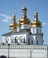 Տյումենի Սուրբ Երրորդություն վանական համալիրը (1715) վկայում է Սիբիրի առաջին քարե շինությունների վրա ուկրաինական ճարտարապետության ազդեցության մասին