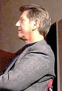 Peter Coyote interprète Warren Keaton.