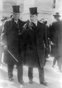 راکفلر و پسرش جان، در سال ۱۹۱۵ میلادی