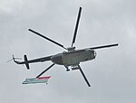 ’n Helikopter vertoon die Abchassiese vlag