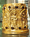 Wadah emas berukir Buddha dari Bimaran, Afganistan.