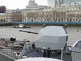 Torre singela de 4,5 polegadas (112 mm) da fragata britânica HMS Northumberland, com cúpula de linhas furtivas.