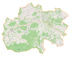 Mapa konturowa powiatu limanowskiego, po prawej znajduje się czarny trójkącik z opisem „Kuklacz Przyszowski”