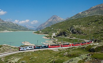 Trať ve vrcholovém úseku podél jezera Lago Bianco