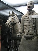 Soldáu de caballería de tamañu natural del exércitu de guerreros de terracota. Dinastía Qin (c. sieglu III e.C.).
