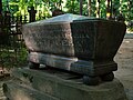 Tombe de la colonelle Tekoutieva, en forme de petit sarcophage