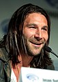 Zach McGowan interpreta Anton Ivanov