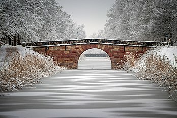 Pont sur le canal Ludwig gelé, près de Wendelstein (Bavière). (définition réelle 5 822 × 3 882)